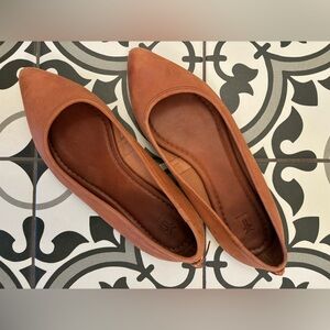 Beautiful leather Frye flats!